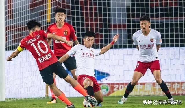 曝郑智飞铲后疑挑衅上港红星!名记质疑:这就是中国足球的榜样?