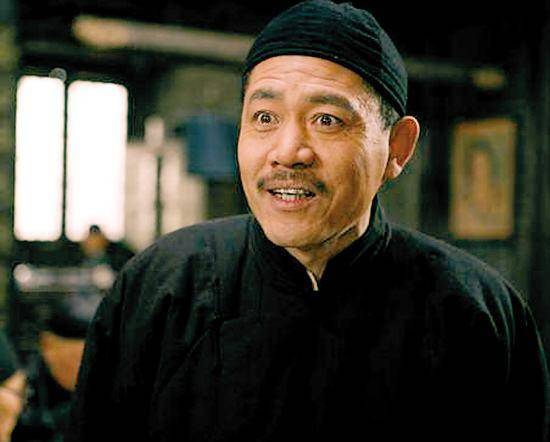 2010年,在电视剧《茶馆》中,他扮演了社会底层小人物王利发.