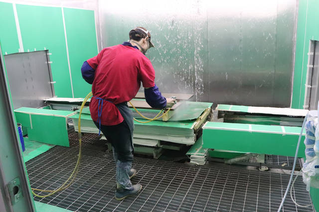 家具烤漆房工作原理如下:喷漆时,外部空气经过初级过滤网过滤后由