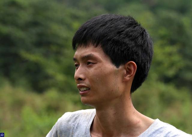 河南省洛阳市新安县青年余亚飞,因为三年的爱情,欠下信用卡7万余元.