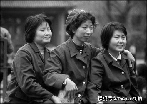 新中国成立70年来人民的穿衣变化,由以绿蓝黑灰为主到超乎想象