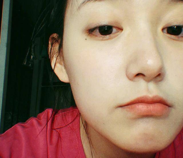 18岁蒋依依晒自拍,素颜的模样很真实,却意外曝光了宿舍的内景