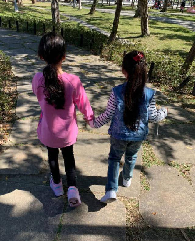 汪小菲依然没有让女儿露出正脸,小玥儿和一位小姐姐牵着手走在公园里