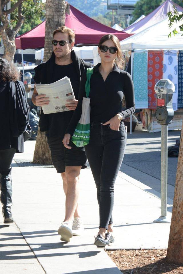 女星艾莎·冈萨雷斯和男友现身洛杉矶,两个人都很有气质