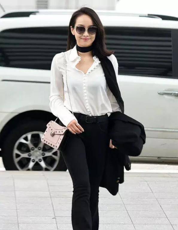 宝格丽蛇头包可是让杨幂,章子怡,宋茜,大s等明星都为之着迷.