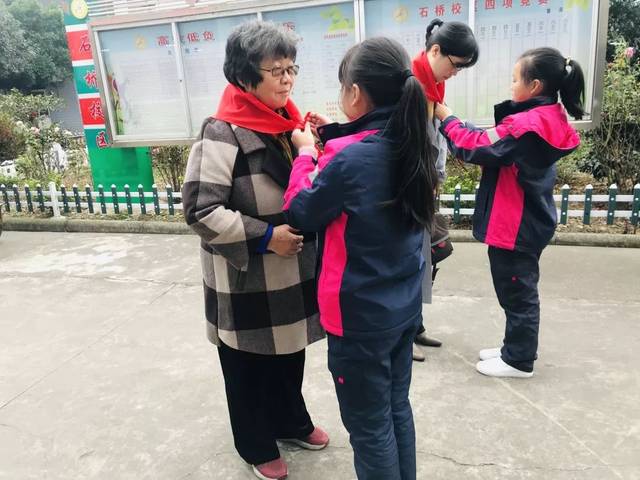 队志愿者团队等一行人的陪同下来到云龙镇石桥小学进行爱心助学考察