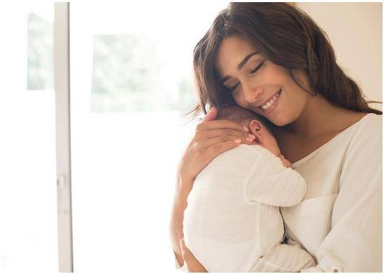 为什么婴儿喜欢让大人抱着走,而一坐下来就会哭?是这些原因