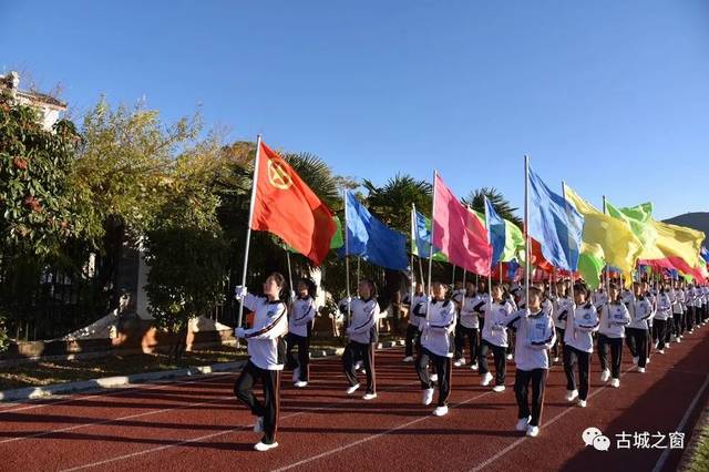 載著全校師生的喜悅和激情,伴隨著雄壯的運動員進行曲,國旗,團旗,少先