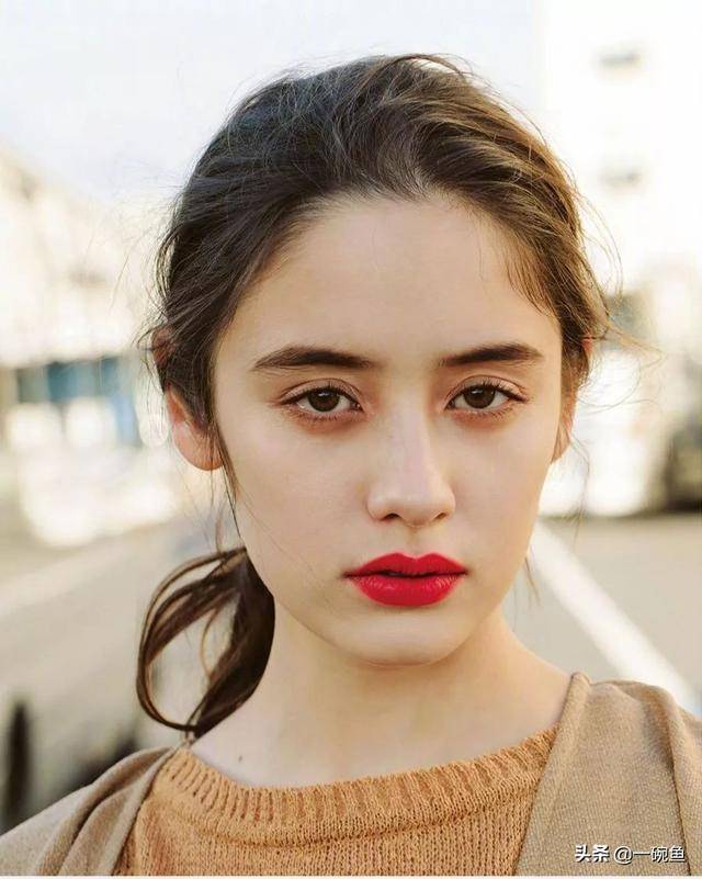 被称藤井莉娜接班人,这位"厌世脸"鼻祖,美得好"不真实"