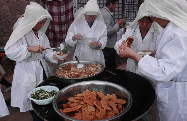 孝子们跪在地上焚香,烧纸,奠酒等,随后三叩首而起,再于乐手们的吹奏下