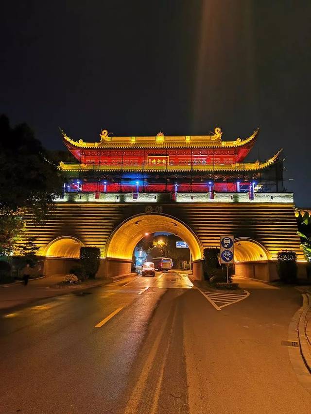 夜色降临,华灯齐放,镇海老城区的夜色有多美?