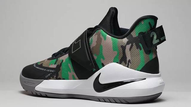 低调内涵的詹姆斯使节12代实战篮球鞋