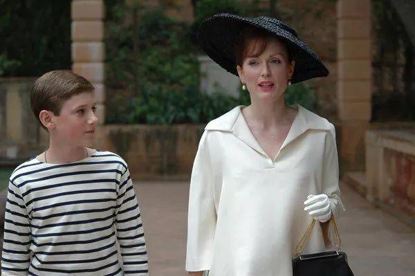 (故事改编电影: 《欲孽迷宫savage grace》剧照) 20岁那年,托尼在瑞士