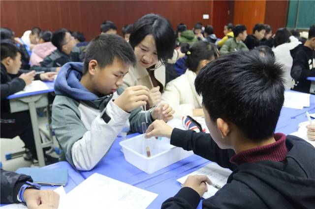 溫嶺四中的喬立兵老師,台州白雲中學的應文荷老師分別執教初一的科學