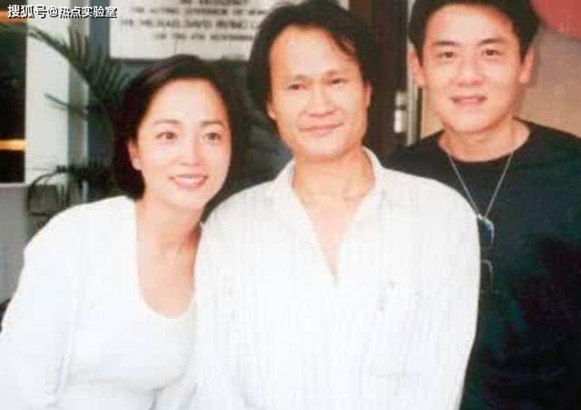 林正英葬礼 为悼念他街上挤满行人 苑琼丹哭成泪人 苑琼丹在林正英葬礼 二安网