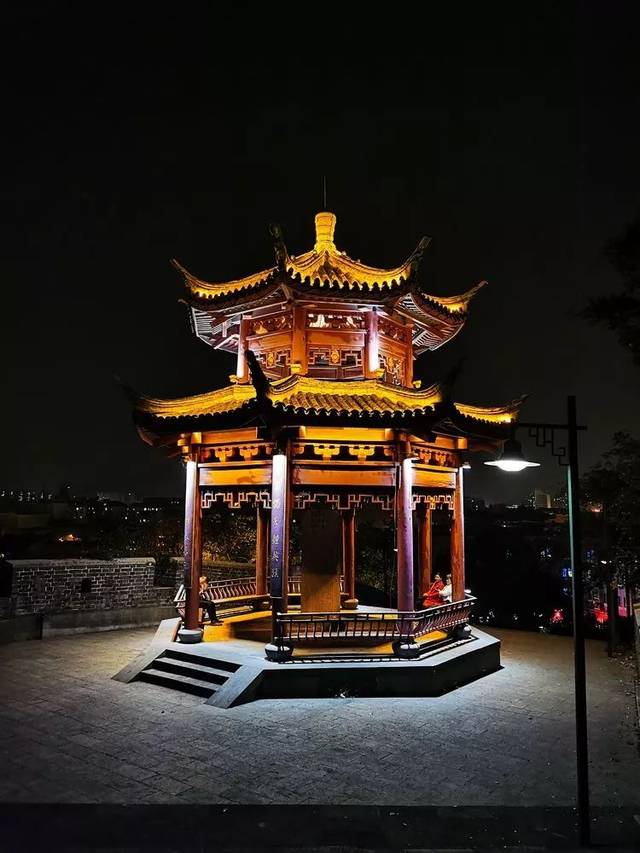 夜色降临,华灯齐放,镇海老城区的夜色有多美?