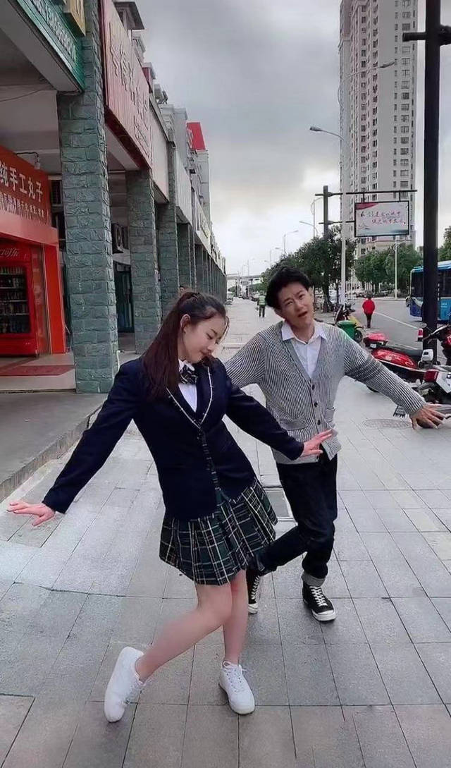 原创矢野浩二和19岁女儿跳舞,再现招牌动作,女儿秀大长腿更抢眼