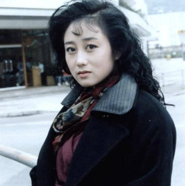 58岁利智近照曝光,穿黑色连体裙风韵犹存,优雅气质不输当年