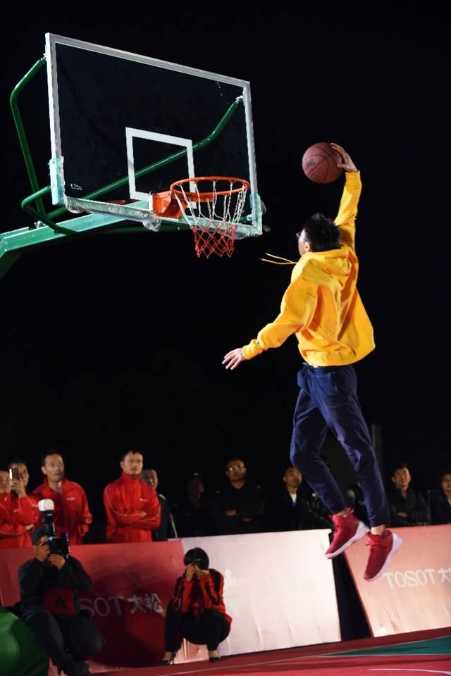 cba球星赵睿助阵,东莞企业篮球联赛开幕,现场还有扣篮大赛!
