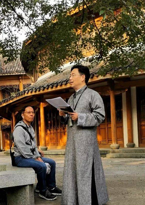 徐教授身着长袍,戴着眼镜,就好像来自民国时期的教书先生.