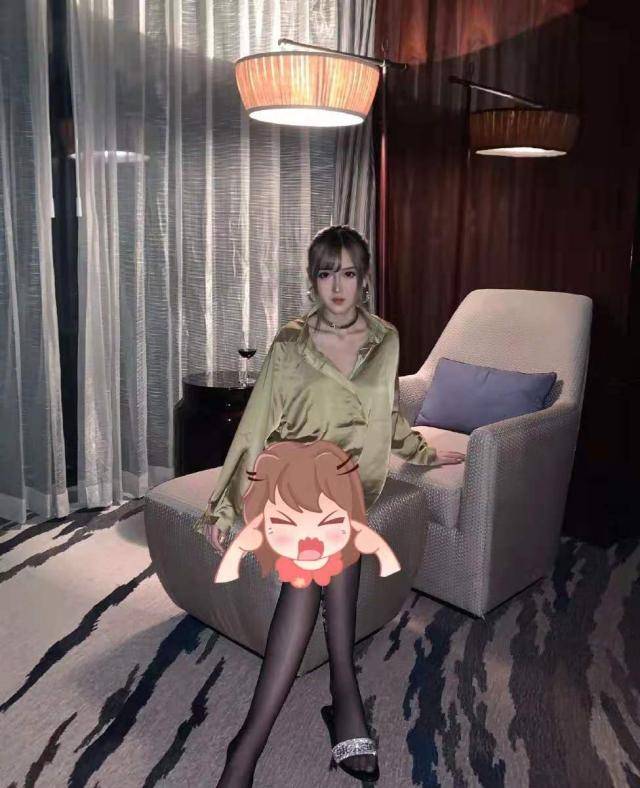 英雄联盟游戏解说腐团儿cos可爱的小精灵,让网友看后眼前一亮