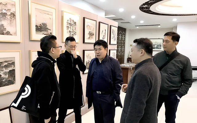 缪剑馆长(中)向与会专家介绍来燕堂