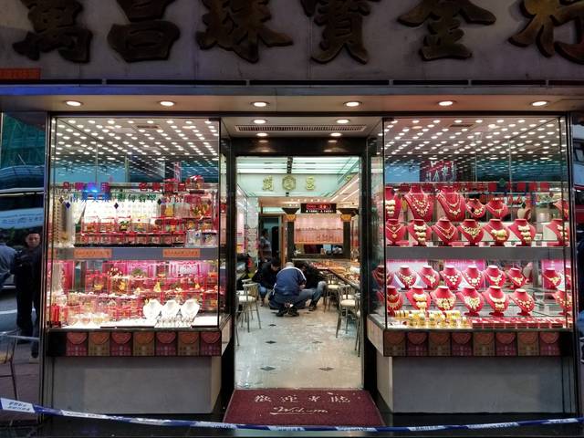 香港珠宝店金铺连续两天被抢损失五百万警方称匪徒或趁火打劫