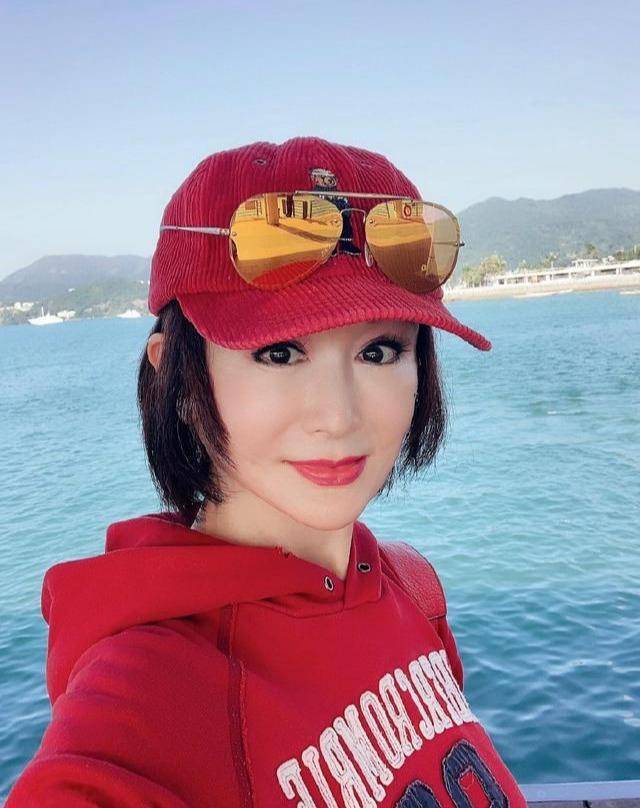 70岁潘迎紫,体重仅90斤瘦出"少女腿",坦言:瘦身只用一个方法_手机搜狐