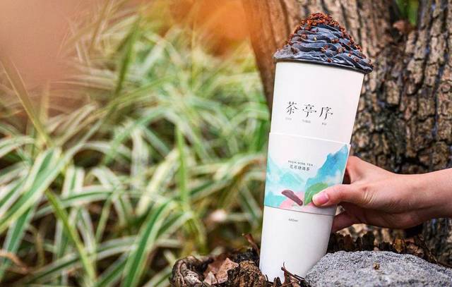花城汇古风奶茶,只卖给成年人,路过人手一杯