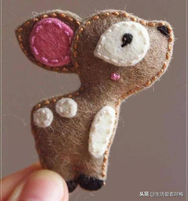 1 小鹿教程 准备材料:棕色,白色,青绿色,黑色不织布,小珠子两颗做