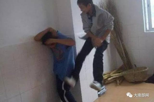 【警醒】南部一校外青年在学校厕所打架被拘!