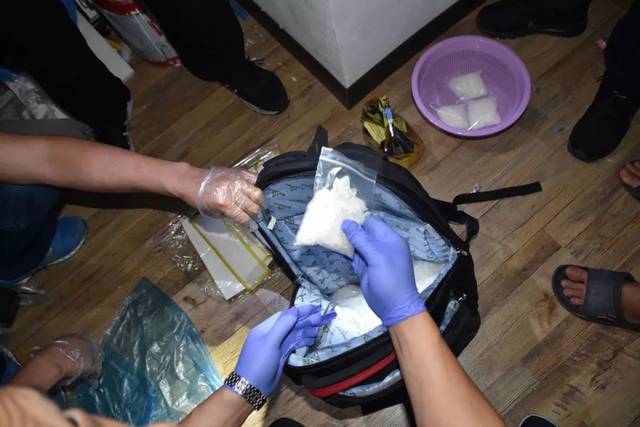 合肥缉毒警抓捕吸毒女时毒枭扮快递小哥送货上门