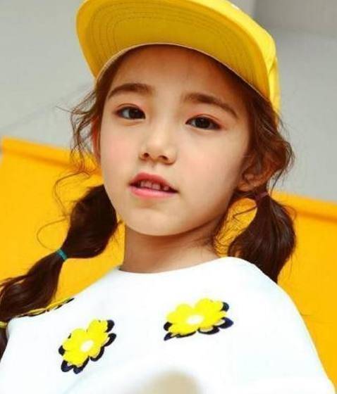 韩国人气童模6岁开始化妆,有望成为模特的女孩却再也长不高了