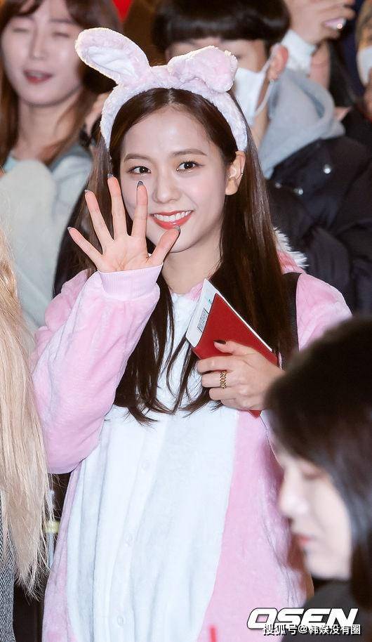 女团 blackpink 成员 jisoo 展示了致命般的可爱氛围.