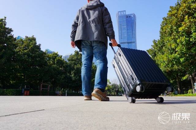 了紧急出差的任务,美炫m1旅行箱里装上几日所需的衣物及物品,拉上就走