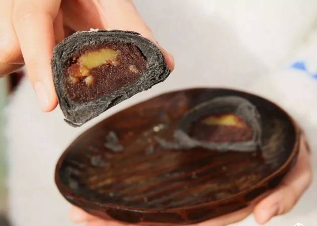 【黑金酥】看着黑煤球似的其貌不扬,其实是用黑小麦,黑香米,黑玉米,黑