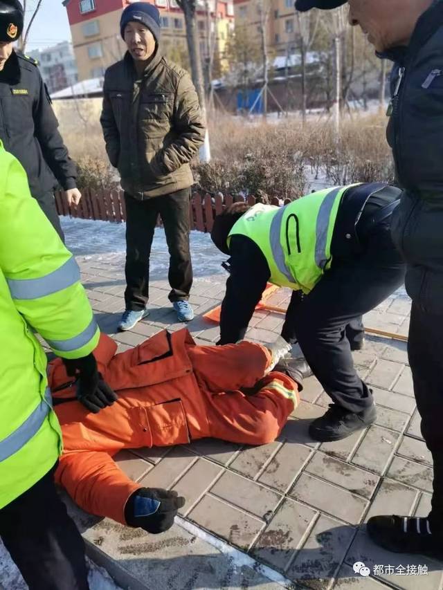 啥情况?呼和浩特市一名环卫工人清扫路面时,突然栽倒在地昏迷不醒