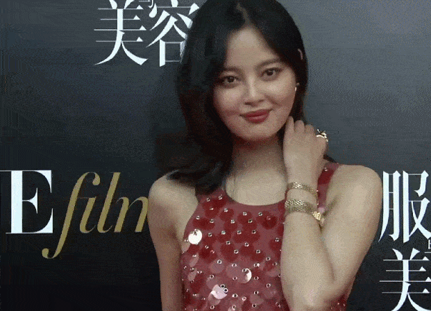 辛芷蕾撞衫男明星黄晓明,同件衣服穿出不同感觉,你看谁能赢
