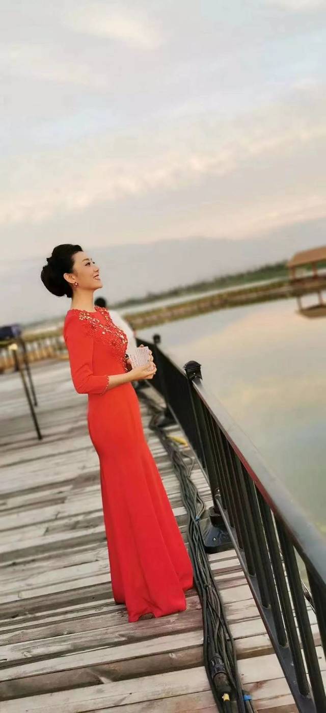 陕西广播电视台主持人 刘芳 斩获电视十佳"金牌主播"荣誉称号