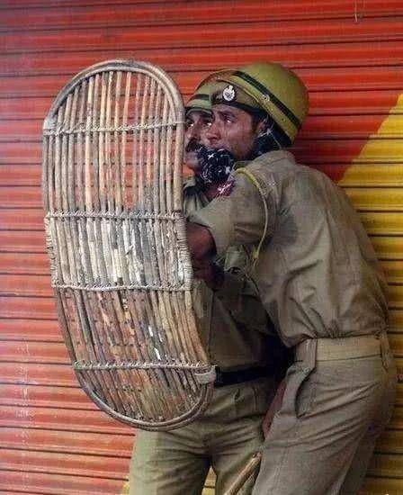 印度警察的防具——藤牌!