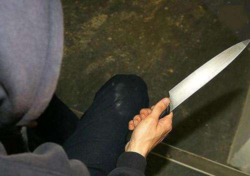 事发大连男子看人打牌被骂后持刀砍人年轻小伙一脚将其踹翻