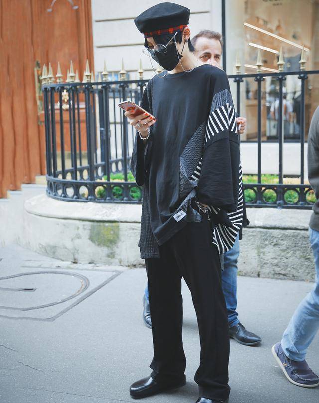 乐华七子新造型,毕雯珺盘手串儿,李权哲丁泽仁戴眼镜帅到炸