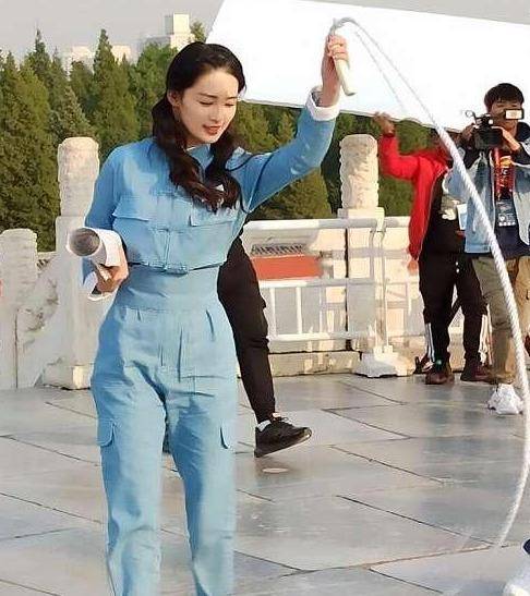 李沁和小鲜肉录制综艺,当她下蹲的那一刻,真实身材怕是藏不住了