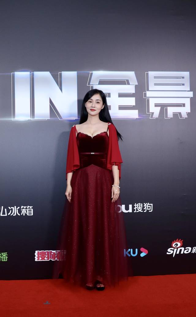 中盛映画演员亓肖肖身着红色披肩长裙优雅出席2019搜狗in盛典