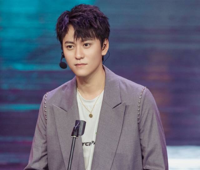 为何和杨紫分手后,秦俊杰依旧资源爆棚,原来是他的姐姐在助力