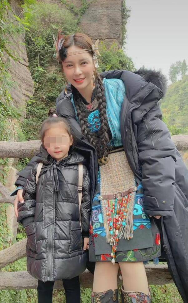 沈梦辰现身老家拍戏,老乡亲戚送好吃的,沈梦辰大山里与亲戚合影