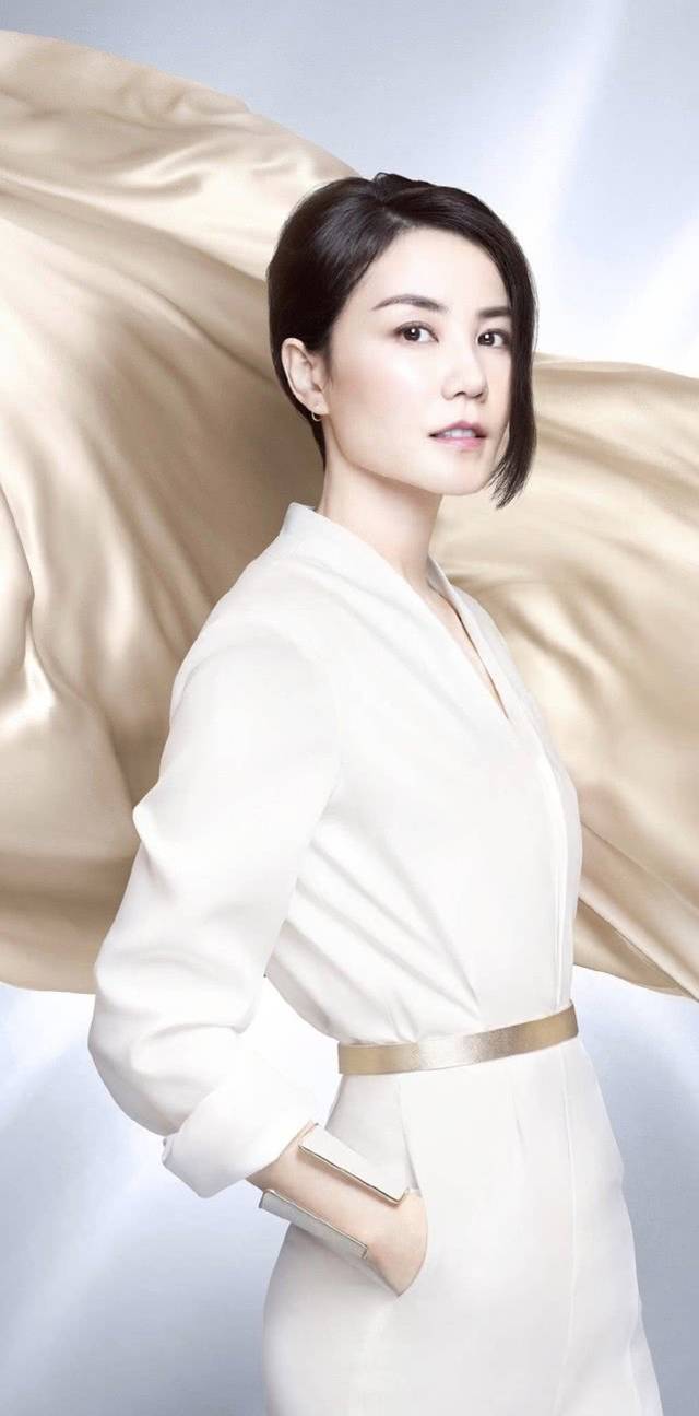 原创50岁王菲满面春风出席发布会,皮肤太紧致反而显得僵硬不自然