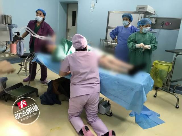 暖闻| 长沙一产妇婴儿脐带脱垂,助产士跪地托举11分钟