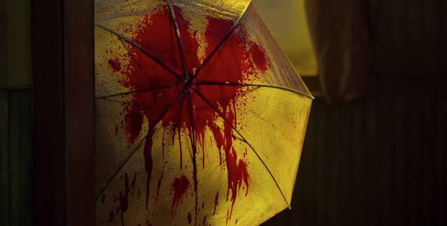 雨伞穿肚,血浆四散,很血腥却又很美
