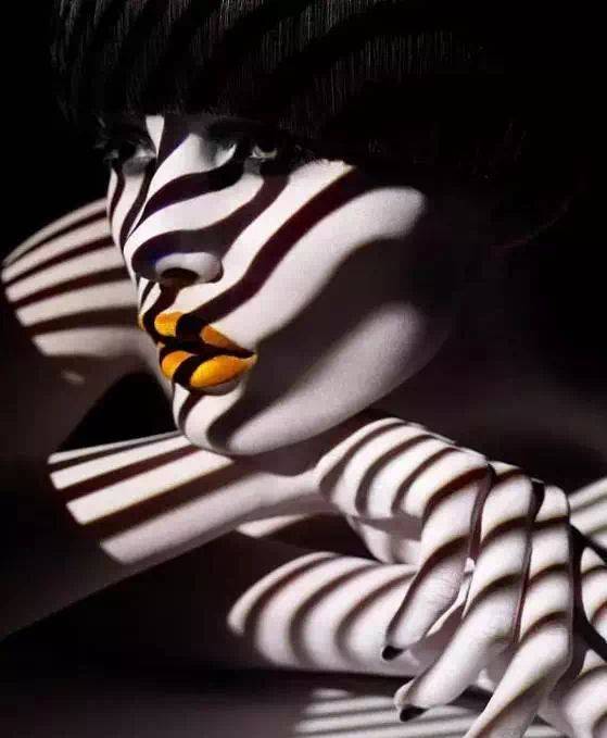 白衬黑,黑托白,黑白穿插, 它们是色彩的极致抽象,两极的对比带来视觉